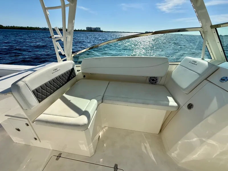 Slide: The Image of Cobia 330 DUAL CONSOLE 2022 - 33