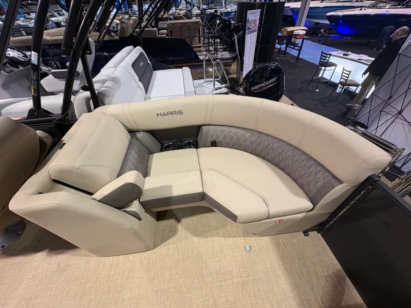 Slide: The Image of Harris Cruiser 210 2026 - 10