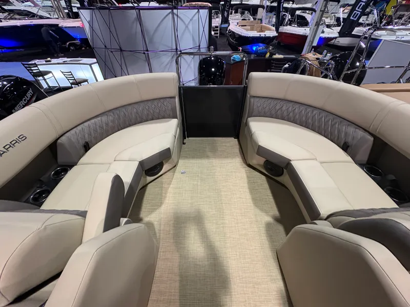 Slide: The Image of Harris Cruiser 210 2026 - 9