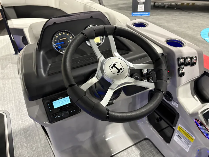 Slide: The Image of Harris Cruiser 210 2026 - 12