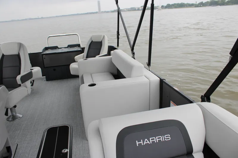 Slide: The Image of Harris Cruiser 210 2026 - 28