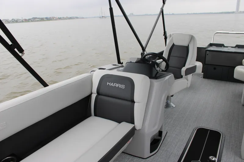 Slide: The Image of Harris Cruiser 210 2026 - 29