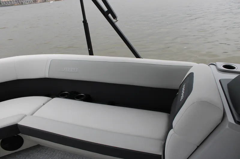 Slide: The Image of Harris Cruiser 210 2026 - 57