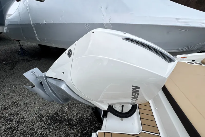 Slide: The Image of Sea Ray SDX 250 Outboard 2026 - 4