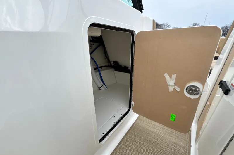 Slide: The Image of Sea Ray SDX 250 Outboard 2026 - 40