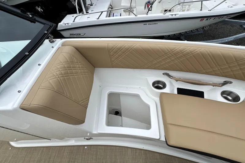 Slide: The Image of Sea Ray SDX 250 Outboard 2026 - 44