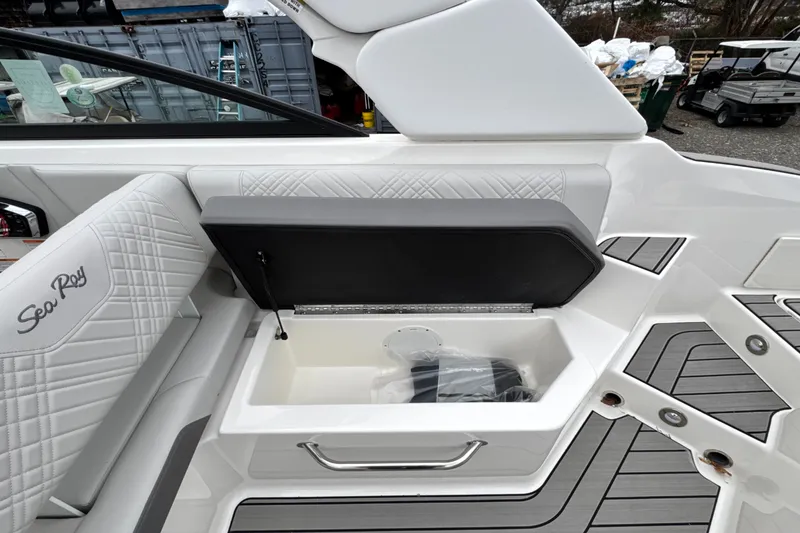 Slide: The Image of Sea Ray SDX 270 Outboard 2026 - 21