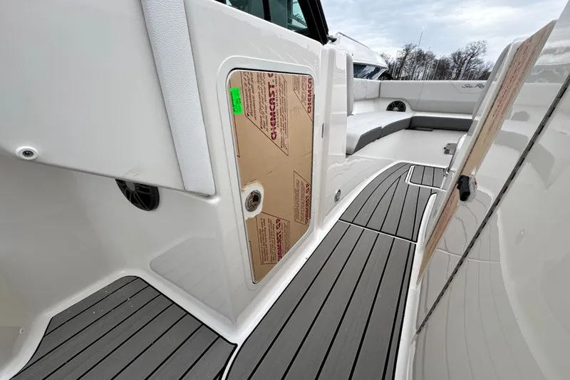 Slide: The Image of Sea Ray SDX 270 Outboard 2026 - 39