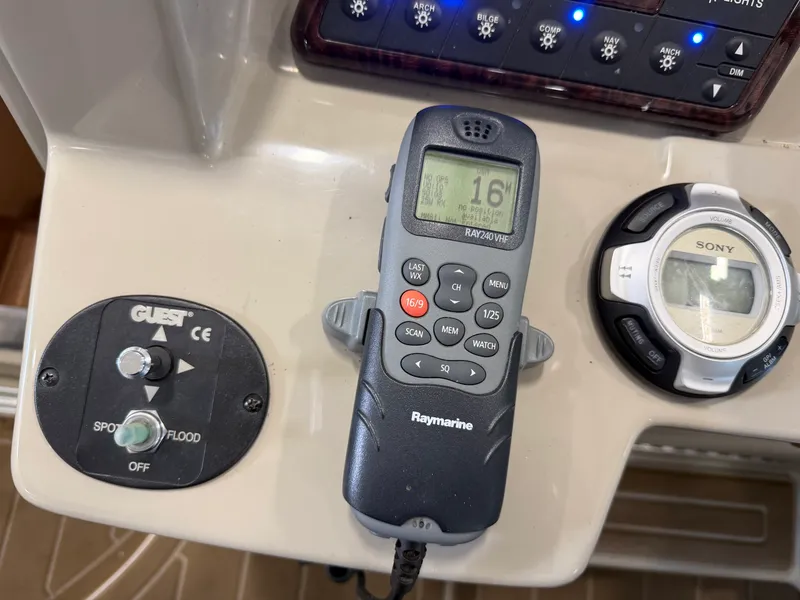 Slide: The Image of Sea Ray 330 SUNDANCER 2010 - 12