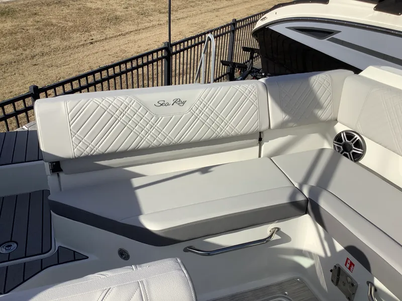 Slide: The Image of Sea Ray SDX 230 2026 - 10