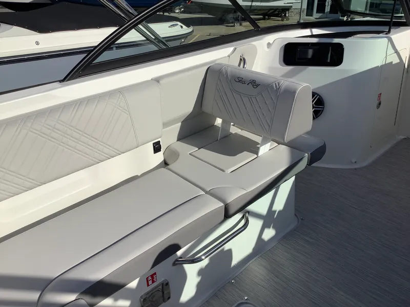 Slide: The Image of Sea Ray SDX 230 2026 - 15