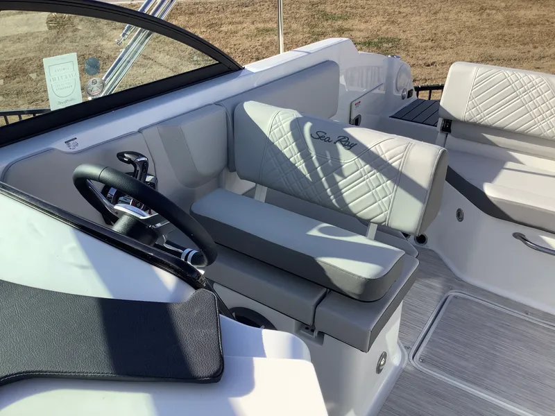 Slide: The Image of Sea Ray SDX 230 2026 - 16