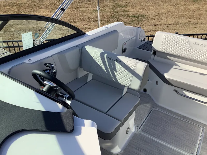 Slide: The Image of Sea Ray SDX 230 2026 - 17