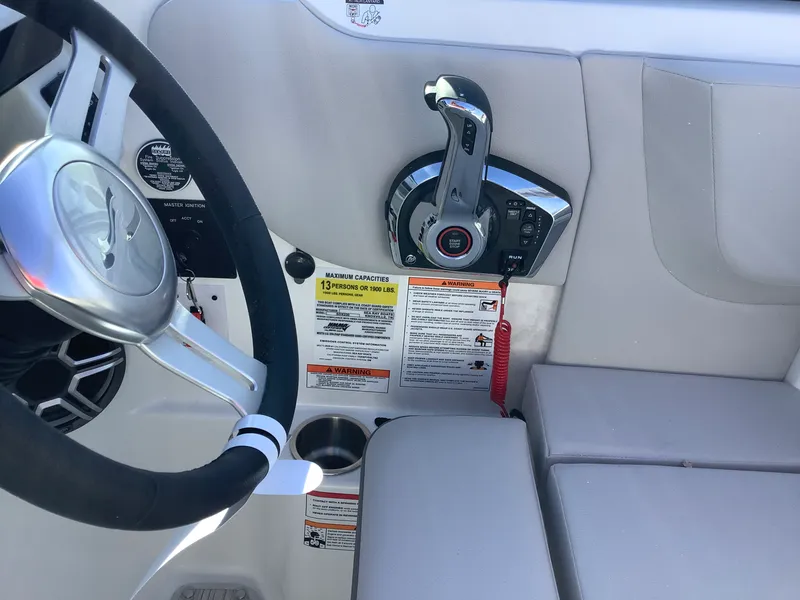 Slide: The Image of Sea Ray SDX 230 2026 - 19