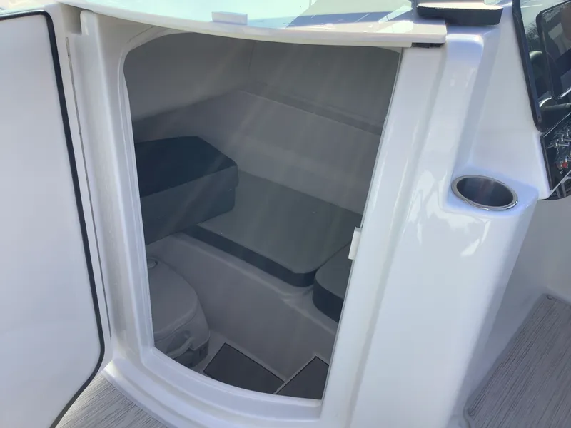 Slide: The Image of Sea Ray SDX 230 2026 - 23