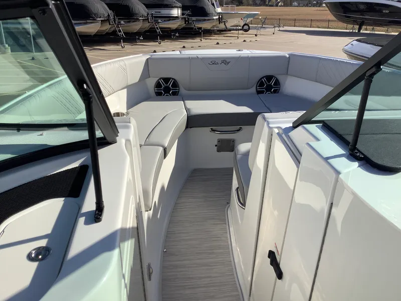 Slide: The Image of Sea Ray SDX 230 2026 - 25