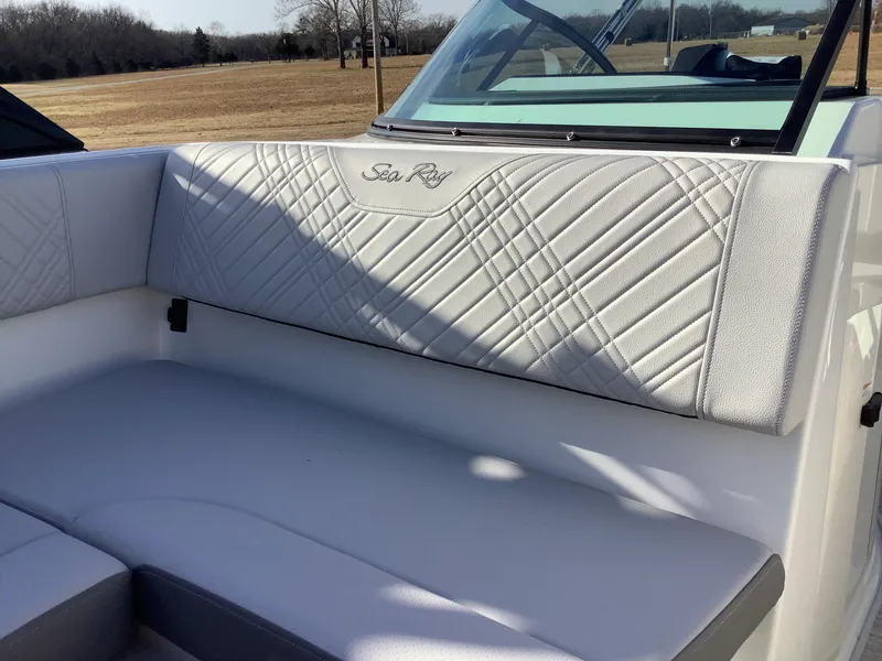 Slide: The Image of Sea Ray SDX 230 2026 - 27