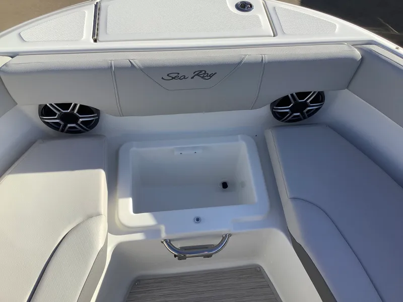 Slide: The Image of Sea Ray SDX 230 2026 - 28