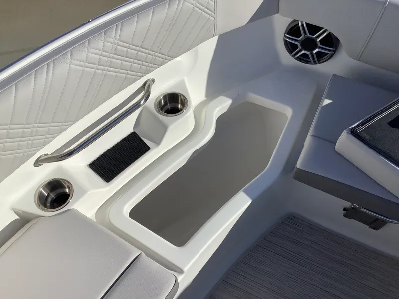 Slide: The Image of Sea Ray SDX 230 2026 - 29