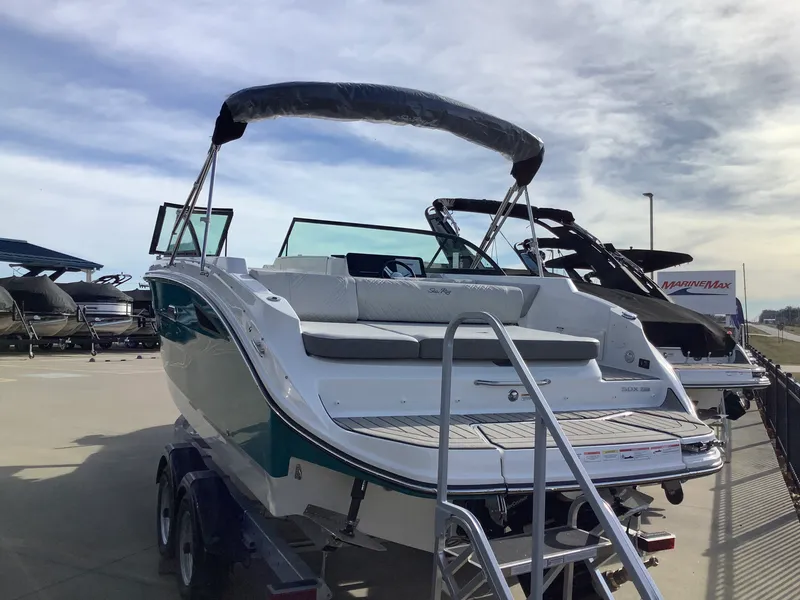 Slide: The Image of Sea Ray SDX 230 2026 - 4