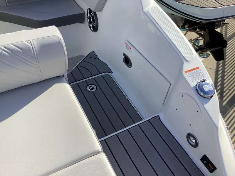 Slide: The Image of Sea Ray SDX 230 2026 - 8