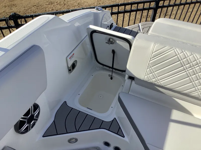 Slide: The Image of Sea Ray SDX 230 2026 - 9