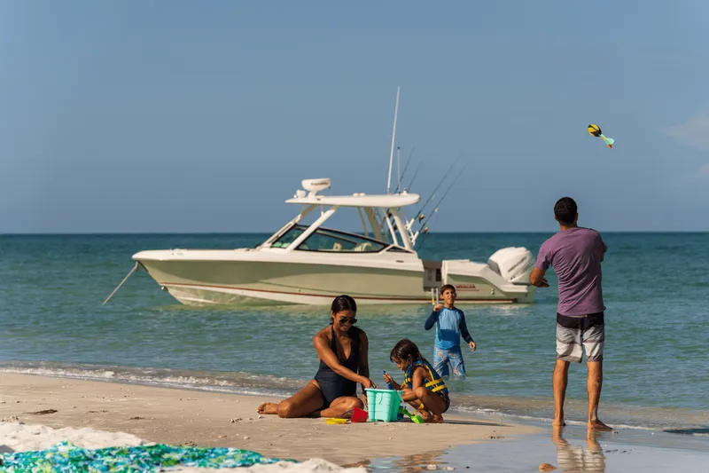 Slide: The Image of Boston Whaler 280 Vantage 2026 - 19