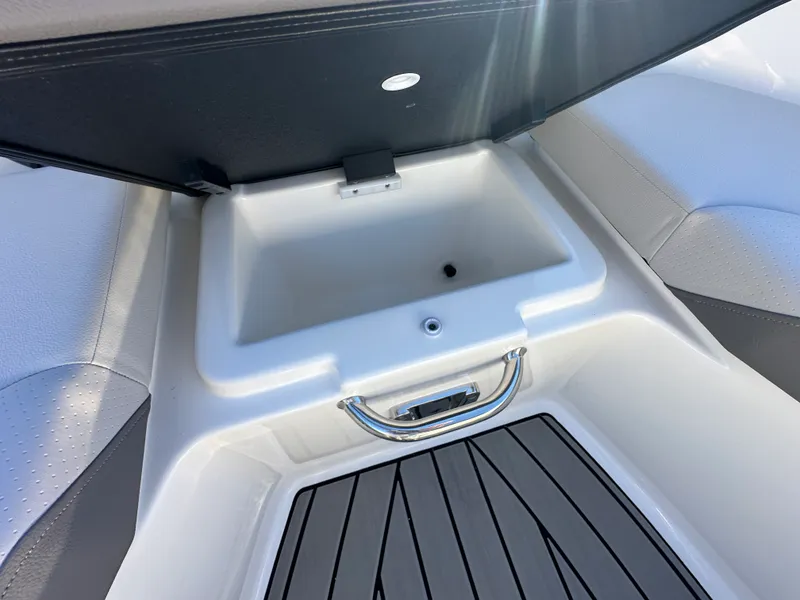 Slide: The Image of Sea Ray SDX 230 Outboard 2026 - 23