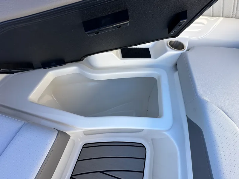 Slide: The Image of Sea Ray SDX 230 Outboard 2026 - 24