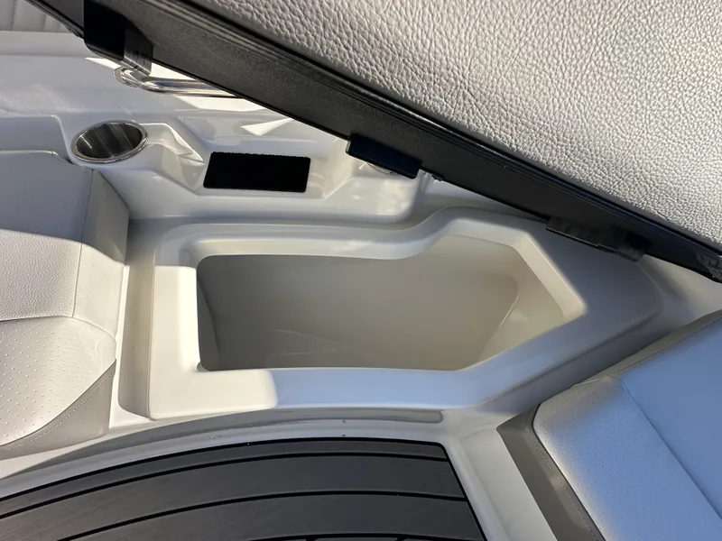 Slide: The Image of Sea Ray SDX 230 Outboard 2026 - 25