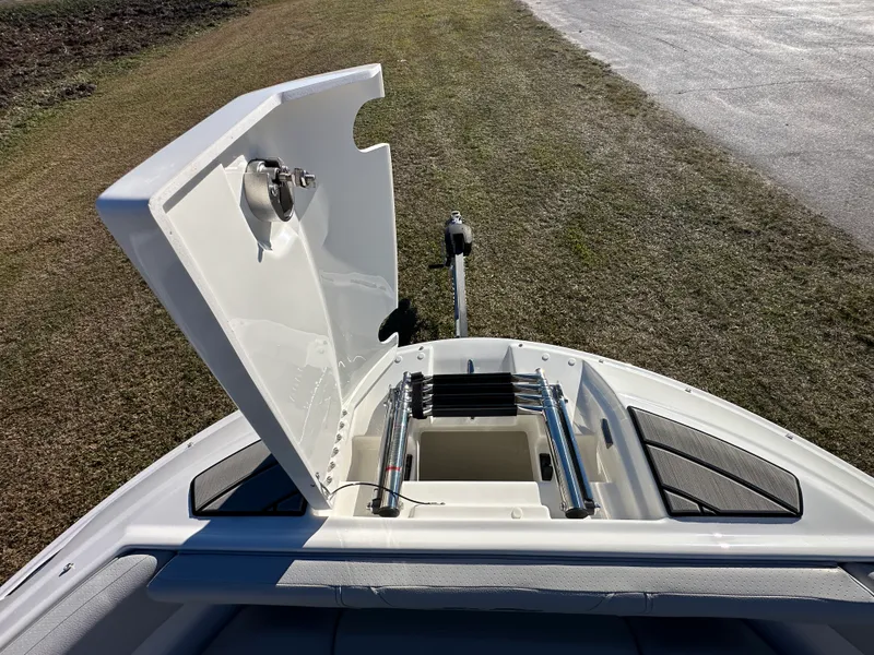 Slide: The Image of Sea Ray SDX 230 Outboard 2026 - 28