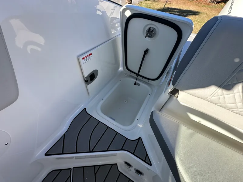 Slide: The Image of Sea Ray SDX 230 Outboard 2026 - 32