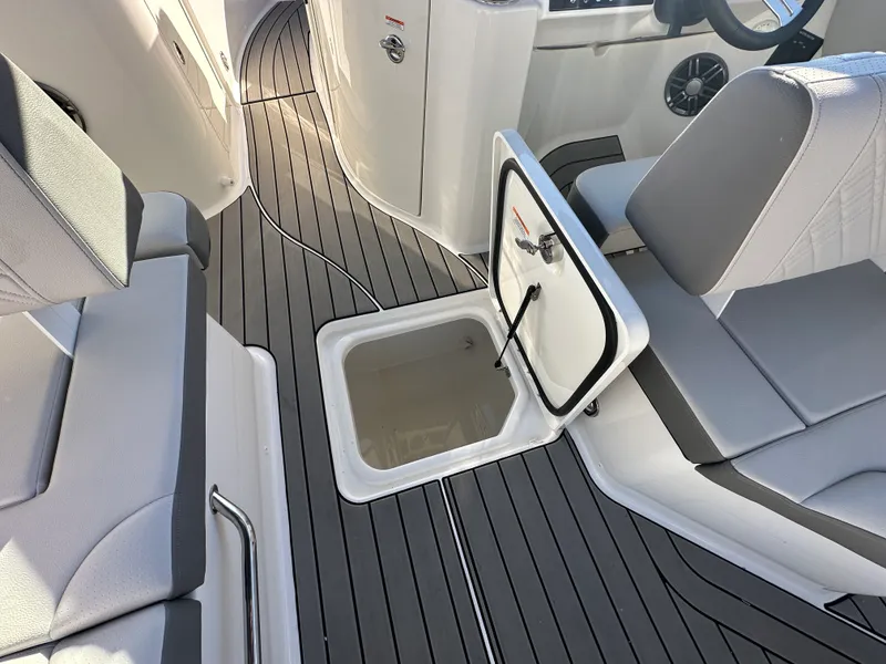 Slide: The Image of Sea Ray SDX 230 Outboard 2026 - 33