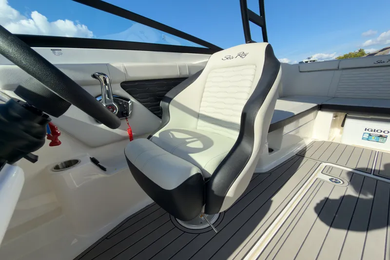 Slide: The Image of Sea Ray SPX 230 Outboard 2024 - 13