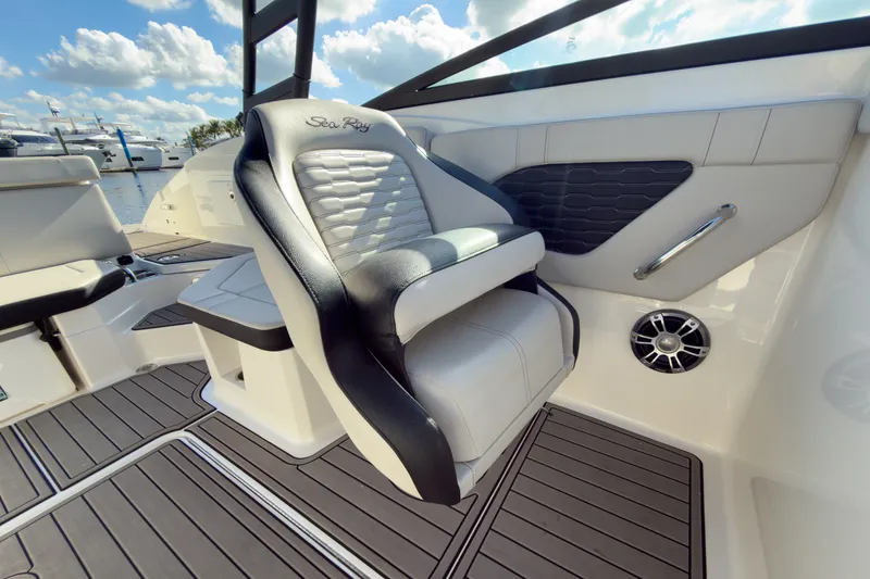 Slide: The Image of Sea Ray SPX 230 Outboard 2024 - 14