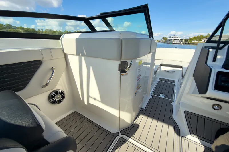 Slide: The Image of Sea Ray SPX 230 Outboard 2024 - 15