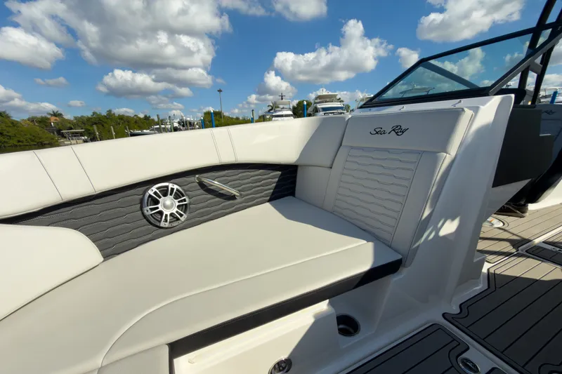 Slide: The Image of Sea Ray SPX 230 Outboard 2024 - 18