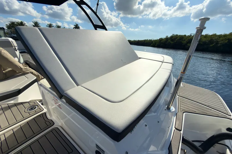 Slide: The Image of Sea Ray SPX 230 Outboard 2024 - 5