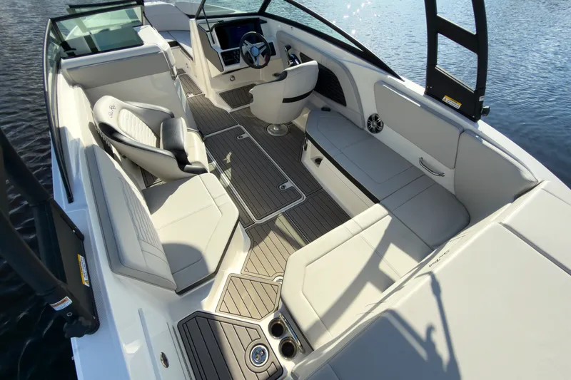 Slide: The Image of Sea Ray SPX 230 Outboard 2024 - 7