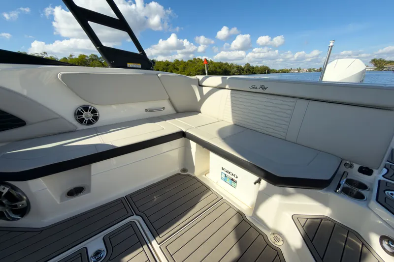 Slide: The Image of Sea Ray SPX 230 Outboard 2024 - 9