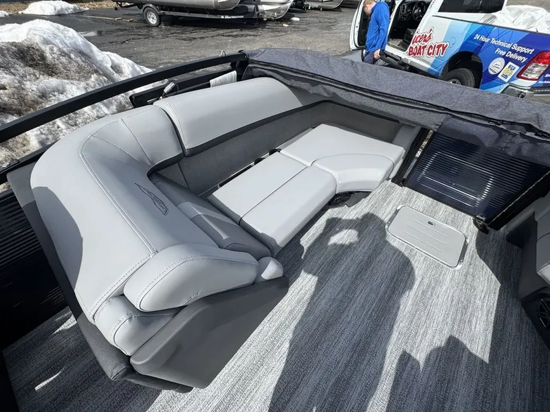 Slide: The Image of Bennington 23 M1 FASTBACK 2026 - 26