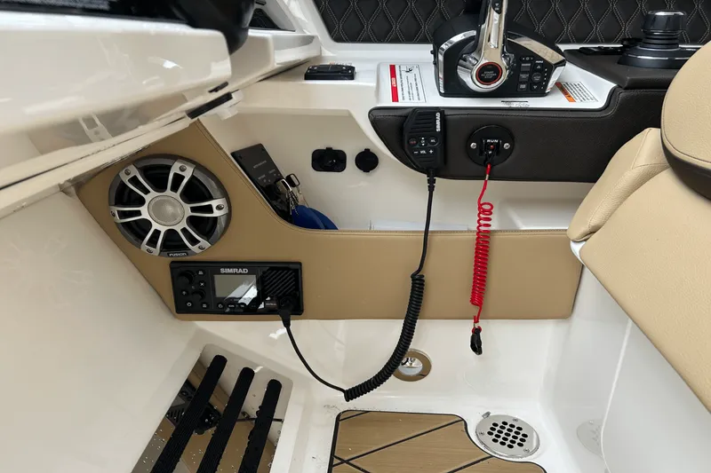 Slide: The Image of Sea Ray 310 SLX 2024 - 15