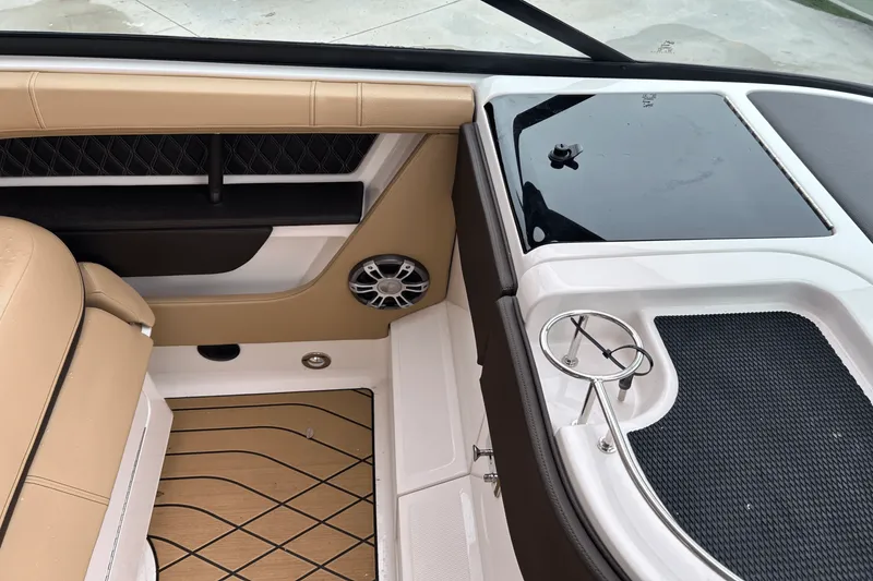 Slide: The Image of Sea Ray 310 SLX 2024 - 16