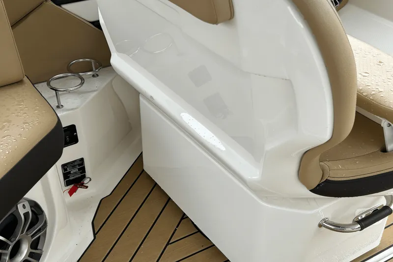 Slide: The Image of Sea Ray 310 SLX 2024 - 24