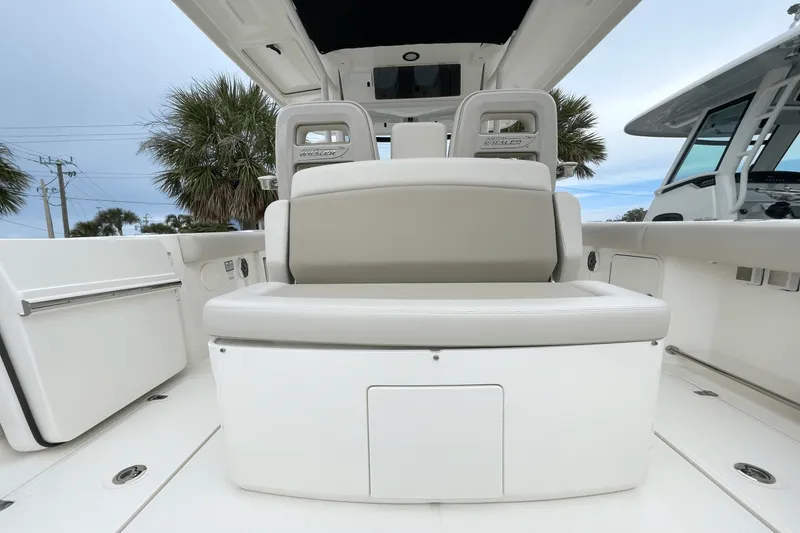 Slide: The Image of Boston Whaler 330 Outrage 2025 - 10