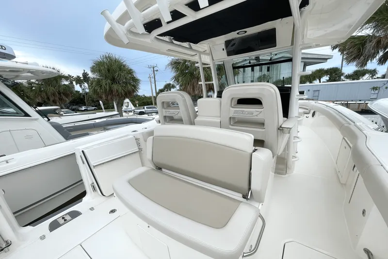 Slide: The Image of Boston Whaler 330 Outrage 2025 - 11