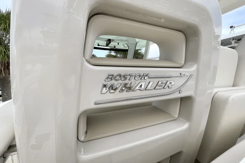 Slide: The Image of Boston Whaler 330 Outrage 2025 - 13