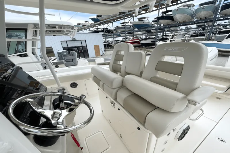 Slide: The Image of Boston Whaler 330 Outrage 2025 - 15