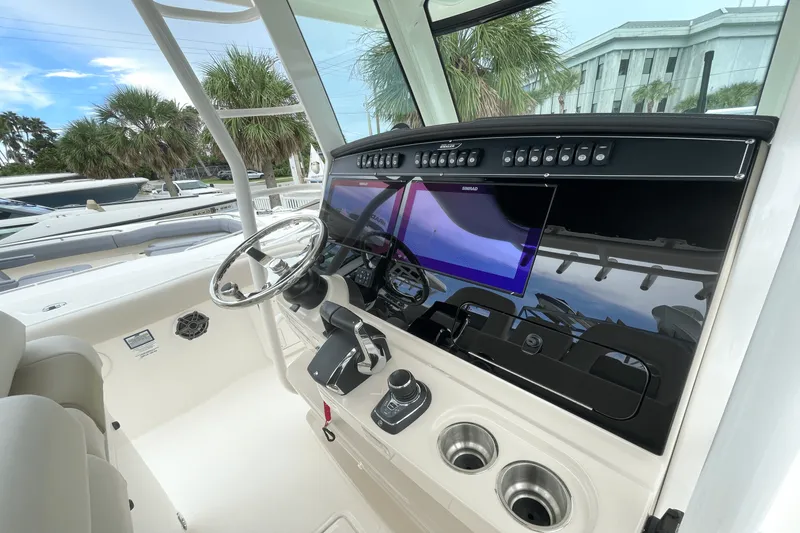 Slide: The Image of Boston Whaler 330 Outrage 2025 - 16