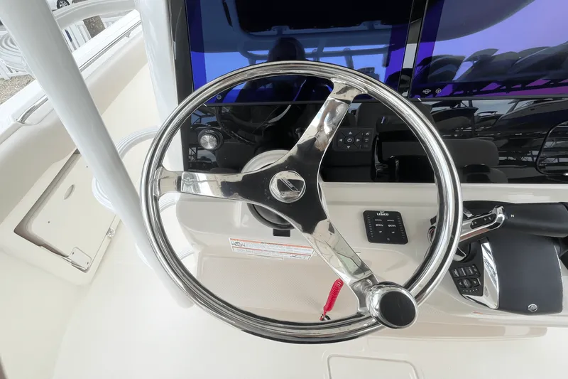 Slide: The Image of Boston Whaler 330 Outrage 2025 - 17